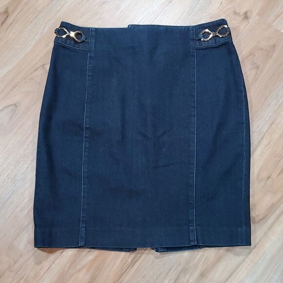 🔹️Ellen Tracy Denim Skirt w/Gold Decorative Chain Size 6 - Picture 1 of 8
